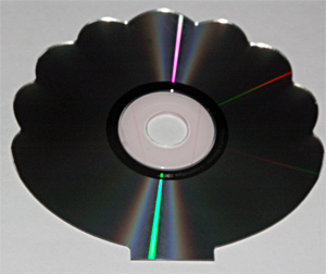 Shape-CD - это информационный носитель заданной формы. Любой - не обязательно круглой.