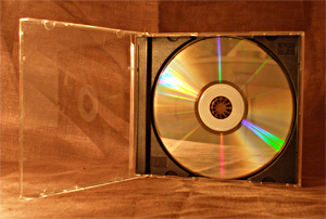 Джевел бокс (Jewel-box) - самая распространенная пластиковая упаковка для CD.
Большая часть музыкальных и программных продуктов выпускается именно в этой упаковке.
Конечно, если у Вас есть необходимость как-то выделиться из общей массы - лучше нафантазировать
картонный диджипак (см. индивидуальную упаковку для CD).
Если же бюджет(или босс) требует остановиться на 