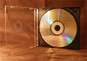 Слим-бокс (Slim-box) - популярная и всем хорошо знакомая тонкая упаковка для CD.
Практически всегда есть на складе Слимы с прозрачным и черным основанием для диска.
Также бывают с разноцветным - оранжевым, фиолетовым, зеленым и проч.
Если Вас интересует тираж дисков в Слимах с разноцветным основанием или просто в количестве
от 3000 шт. - желательно уточнять информацию о наличии у нас на складе и своевременно резервировать.
Варианты оформления: полиграфический вкладыш - 2-страничный или потолще - буклет.
Вставляется в пазы прозрачной передней части Слима.